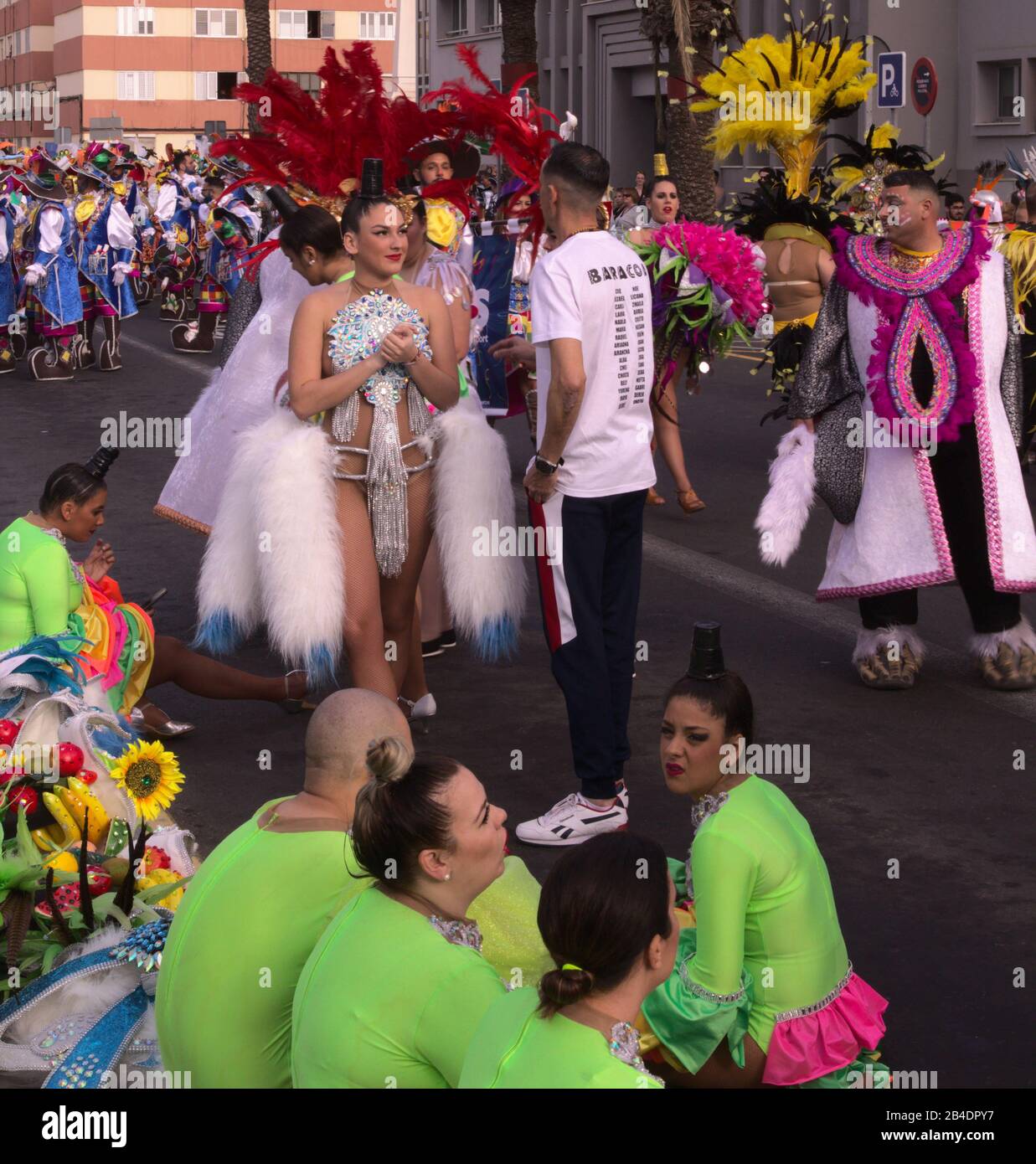 Las PALMAS, SPANIEN - 29. Februar 2020: Musik- und Tanzkollektive, Murgas und Komparsen, nehmen an der großen Karnevals-Parade Teil, während sie die ci durchquert Stockfoto