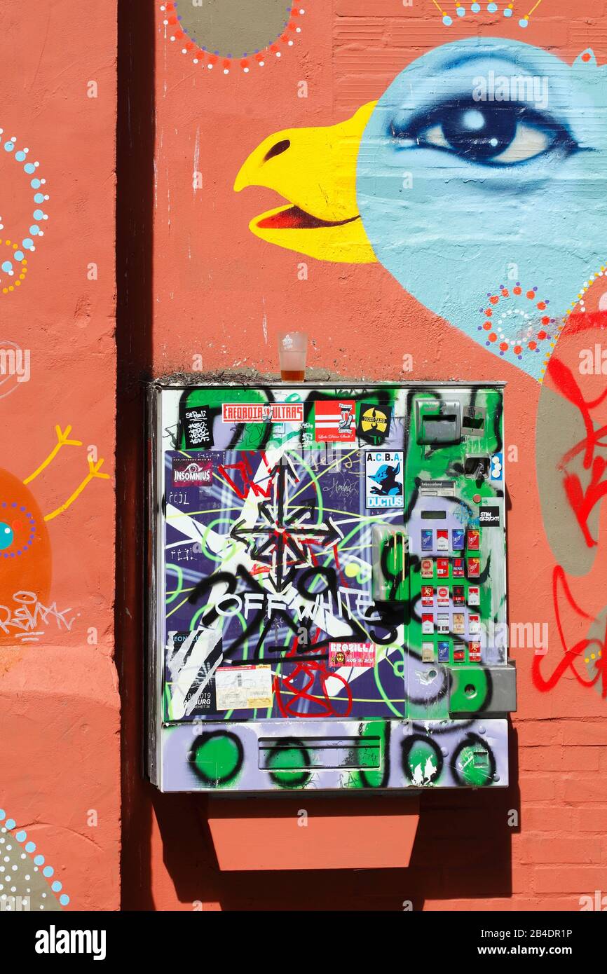 Graffiti an einer Hauswand im Gängeviertel mit Zigarettenautomat, Neustadt, Hamburg Stockfoto