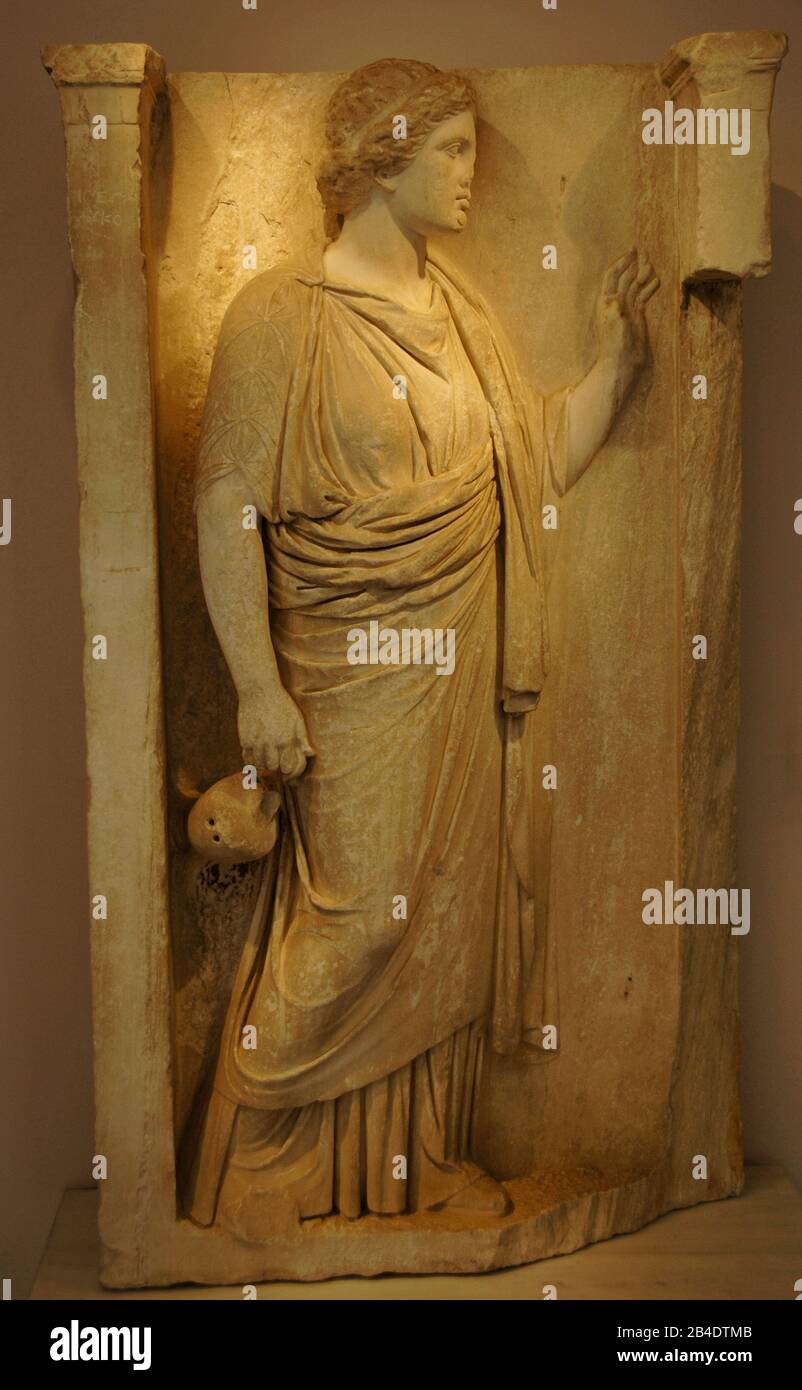 Hydrophoros. Frau, die Wasser für religiöse Komoi trägt. Stück von der Hekateion-Wand 350 V. CHR. Athen. Archäologisches Museum Kerameikos. Athen, Griechenland. Stockfoto