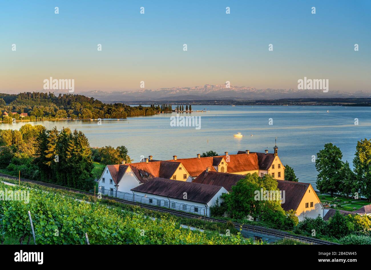 Deutschland, Baden-Württemberg, Bodensee, Uhldingen-Mühlhofen, Schloss Maurach gegen Säntis, Blick von der Wallfahrtskirche Birnau Stockfoto