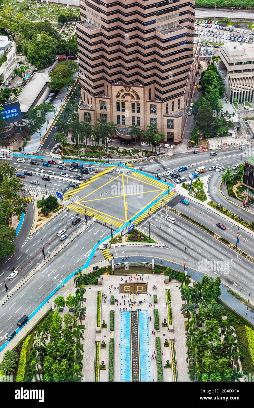 Verkehrsreiche Straßenkreuzung von Jalan Ampang Highway und Jin Yap Kwan Seng Highway, Kuala Lumpur, Malaysia, Asien außerhalb der Menara Public Bank Stockfoto
