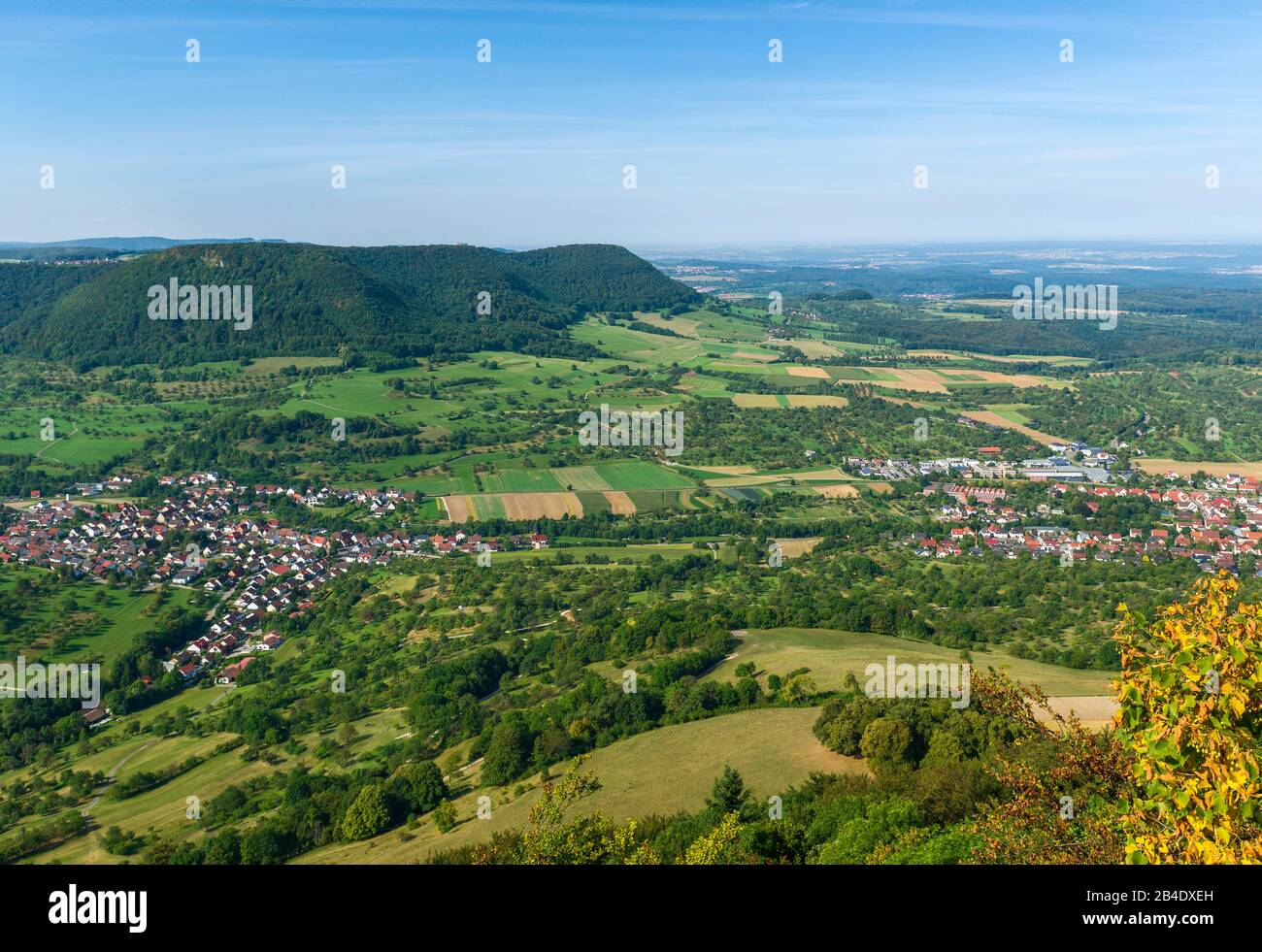 Deutschland, Baden-Württemberg, Owen, Blick vom gelben Felsen über Owen rechts und Brücke links in die Ausläufer der Alb. Stockfoto