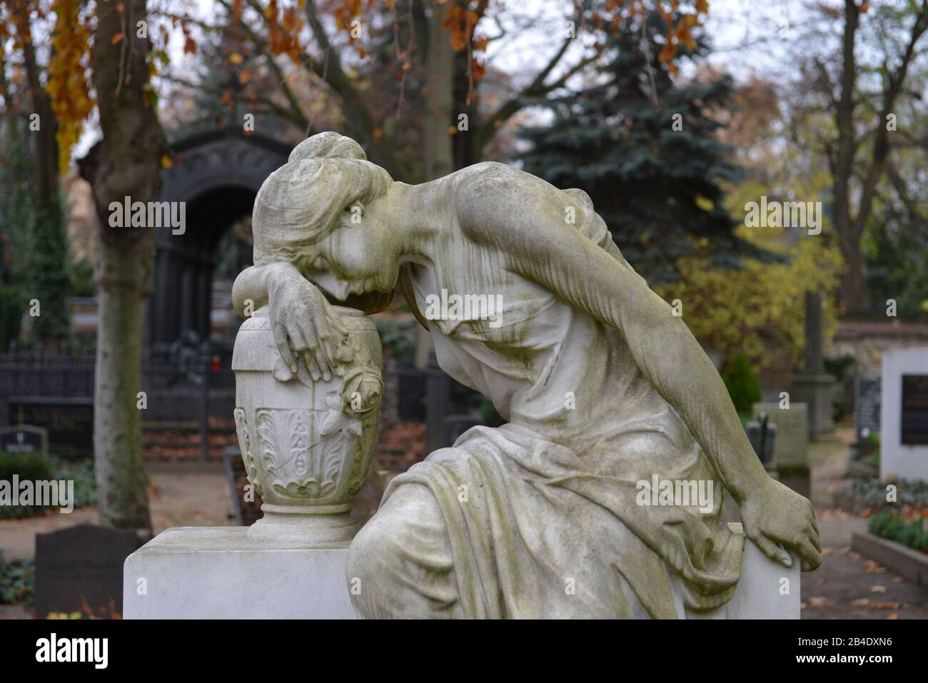 Trauerfigur, Dorotheenstädtischer Friedhof, Chausseestraße, Mitte, Berlin, Deutschland/Dorotheenstädtischer Stockfoto