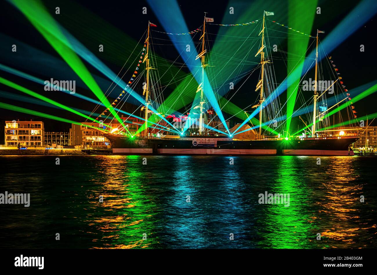 Lasershow beim Viermaster "Passat", Lübeck-Travemünde Stockfoto