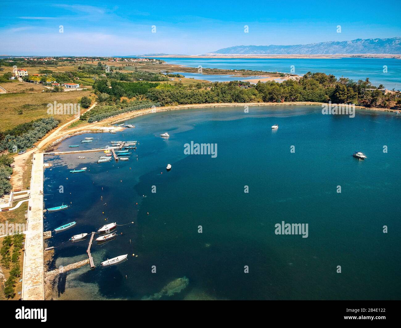 Blick von oben auf die Nin Bay mit Booten an den Anlegestegen Stockfoto