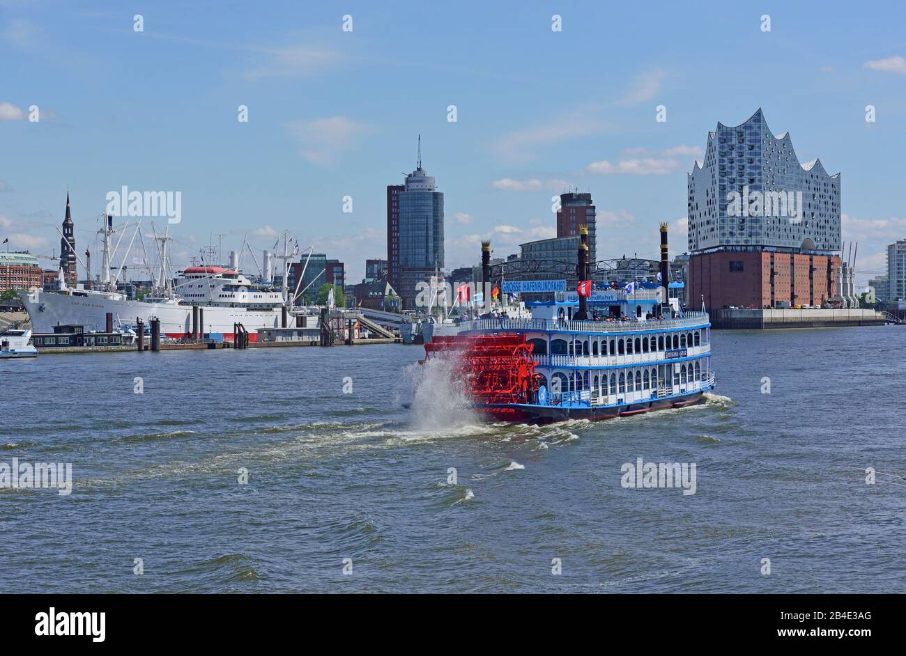 Europa, Deutschland, Hansestadt Hamburg, Elbe, Elbphilharmonie, Raddampfer Louisiana Star, Stockfoto