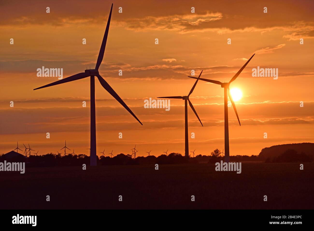 Europa, Deutschland, Niedersachsen, Windpark, Stromerzeugung, Sonnenuntergang, Windturbinen, Windenergieanlagen, alternative Energien, Stockfoto