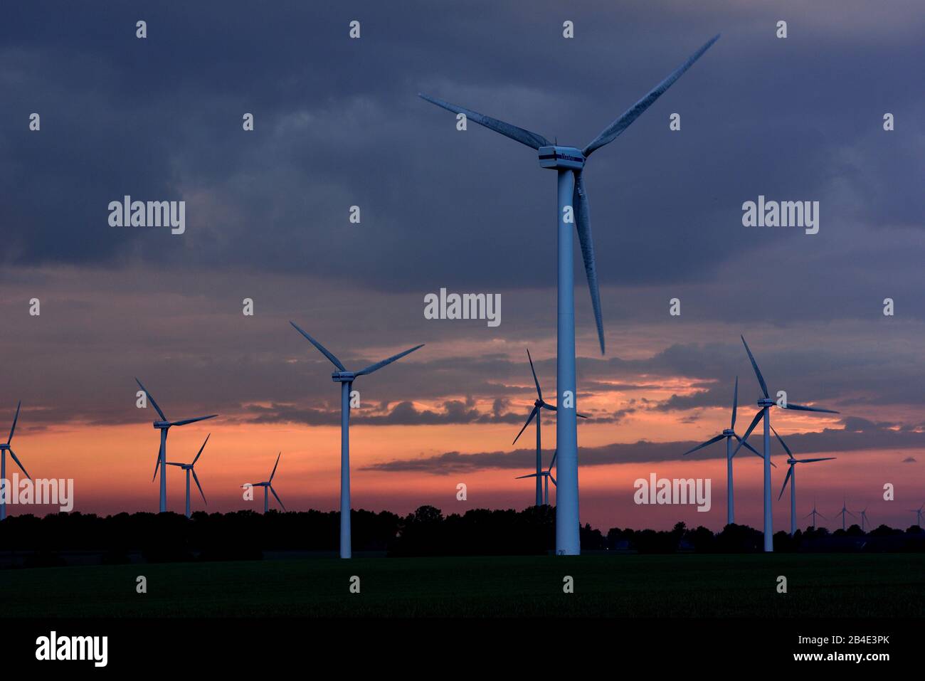 Europa, Deutschland, Niedersachsen, Windpark, Stromerzeugung, Sonnenuntergang, Windturbinen, Windenergieanlagen, alternative Energien, Stockfoto