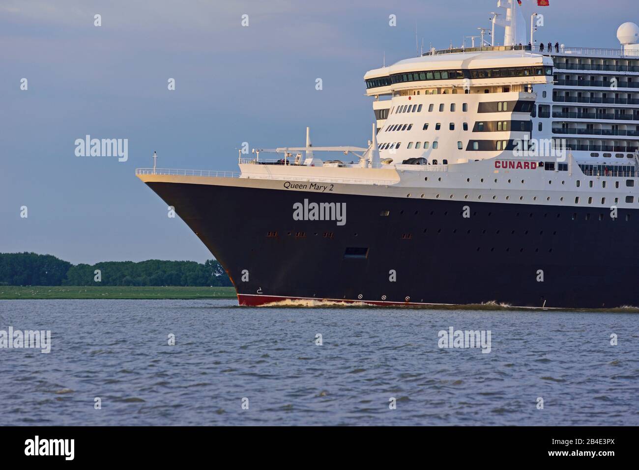 Europa, Deutschland, Hamburg, Elbe, Passagierschiff Queen Mary 2 verlässt Hamburg, Abendlicht, Stockfoto