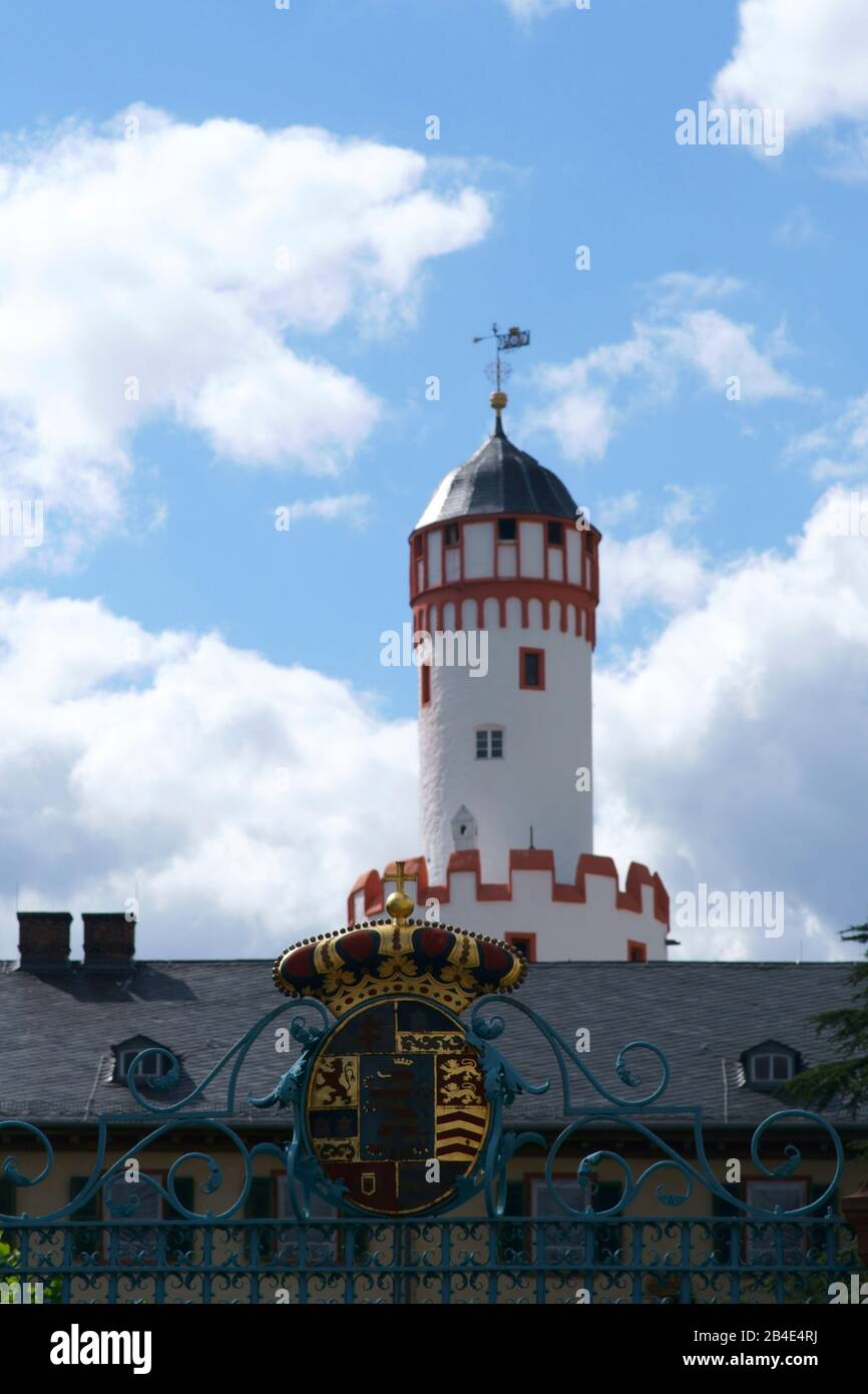 Das Tor mit dem Wappen der Burg Homburger Sitz und Residenz des Landgrafen mit dem weißen Turm, der in weit entfernt im Bad Homburg zu sehen ist. Stockfoto
