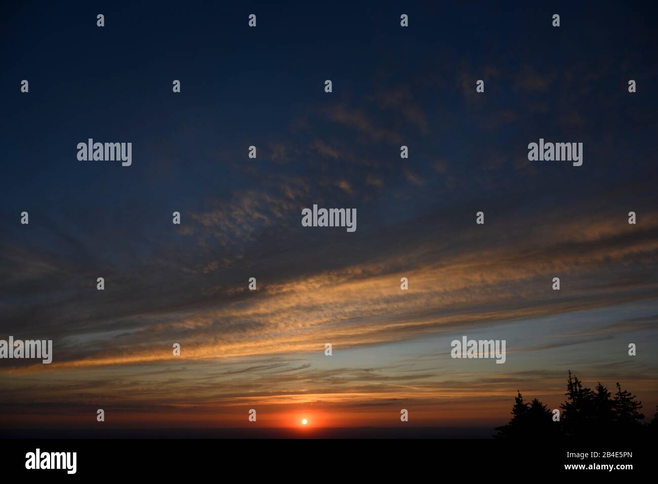 Deutschland, Baden-Württemberg, Schwarzwald, Sonnenuntergang, Blick von der Hornisgrinde, dem höchsten Berg im Nordschwarzwald (1163 m), westlich in das Rheintal. Stockfoto