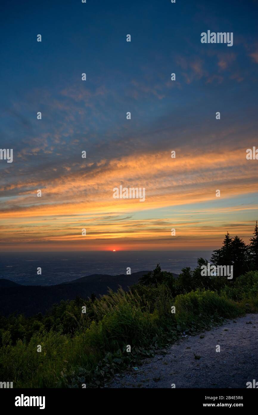 Deutschland, Baden-Württemberg, Schwarzwald, Sonnenuntergang, Blick von der Hornisgrinde, dem höchsten Berg im Nordschwarzwald (1163 m), westlich in das Rheintal. Stockfoto