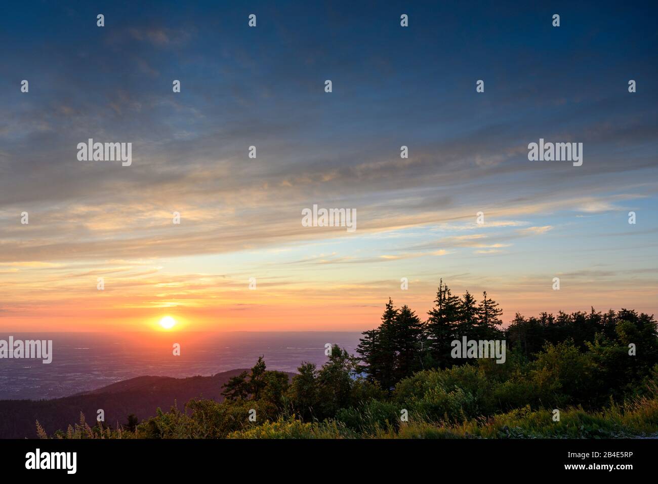 Deutschland, Baden-Württemberg, Schwarzwald, Sonnenuntergang, Blick von der Hornisgrinde, dem höchsten Berg im Nordschwarzwald (1163 m), westlich in das Rheintal. Stockfoto