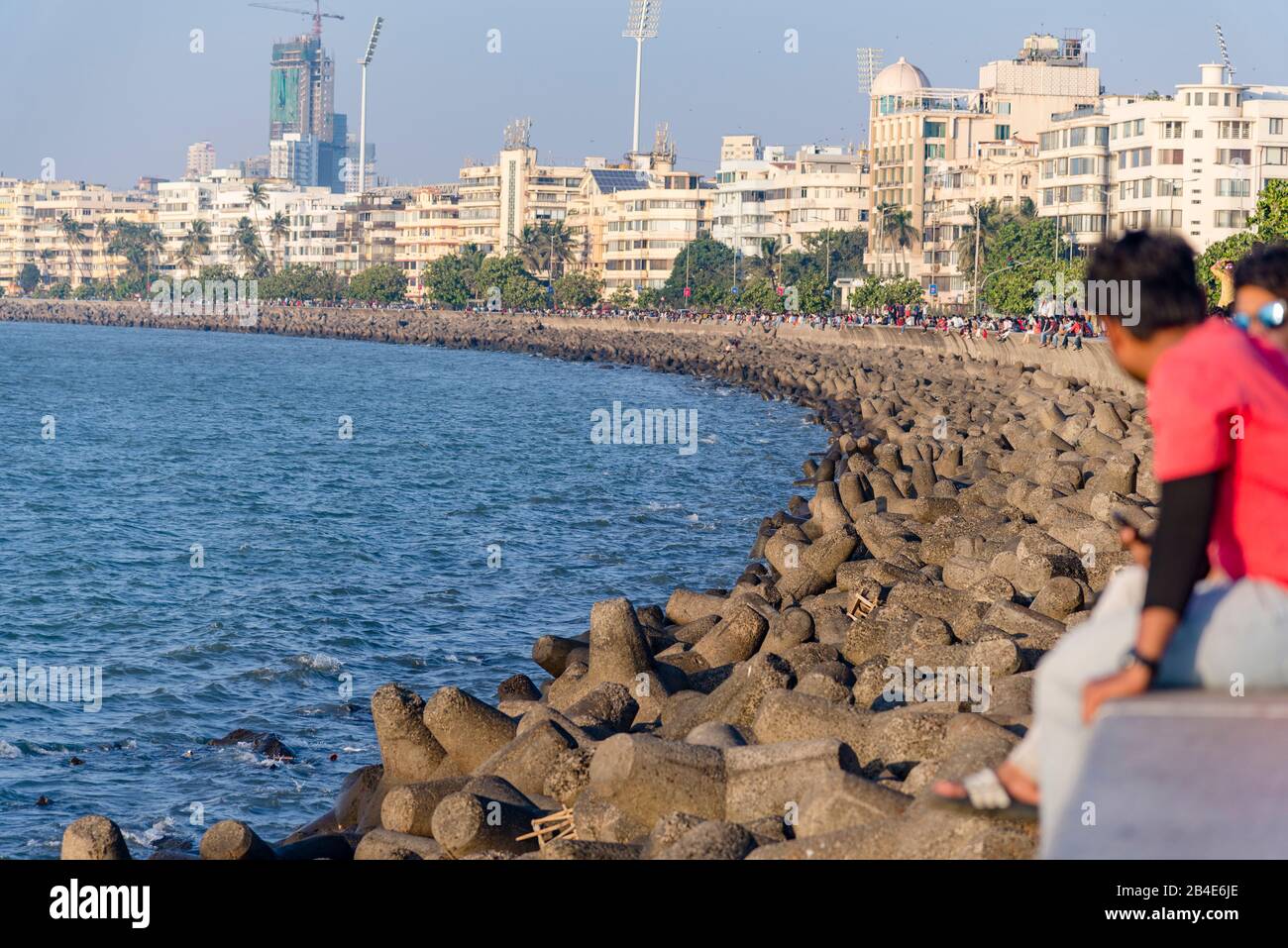 Indien, Maharashtra, Mumbai, Marine Drive, Küstenschutz, Menschen am Meer Stockfoto