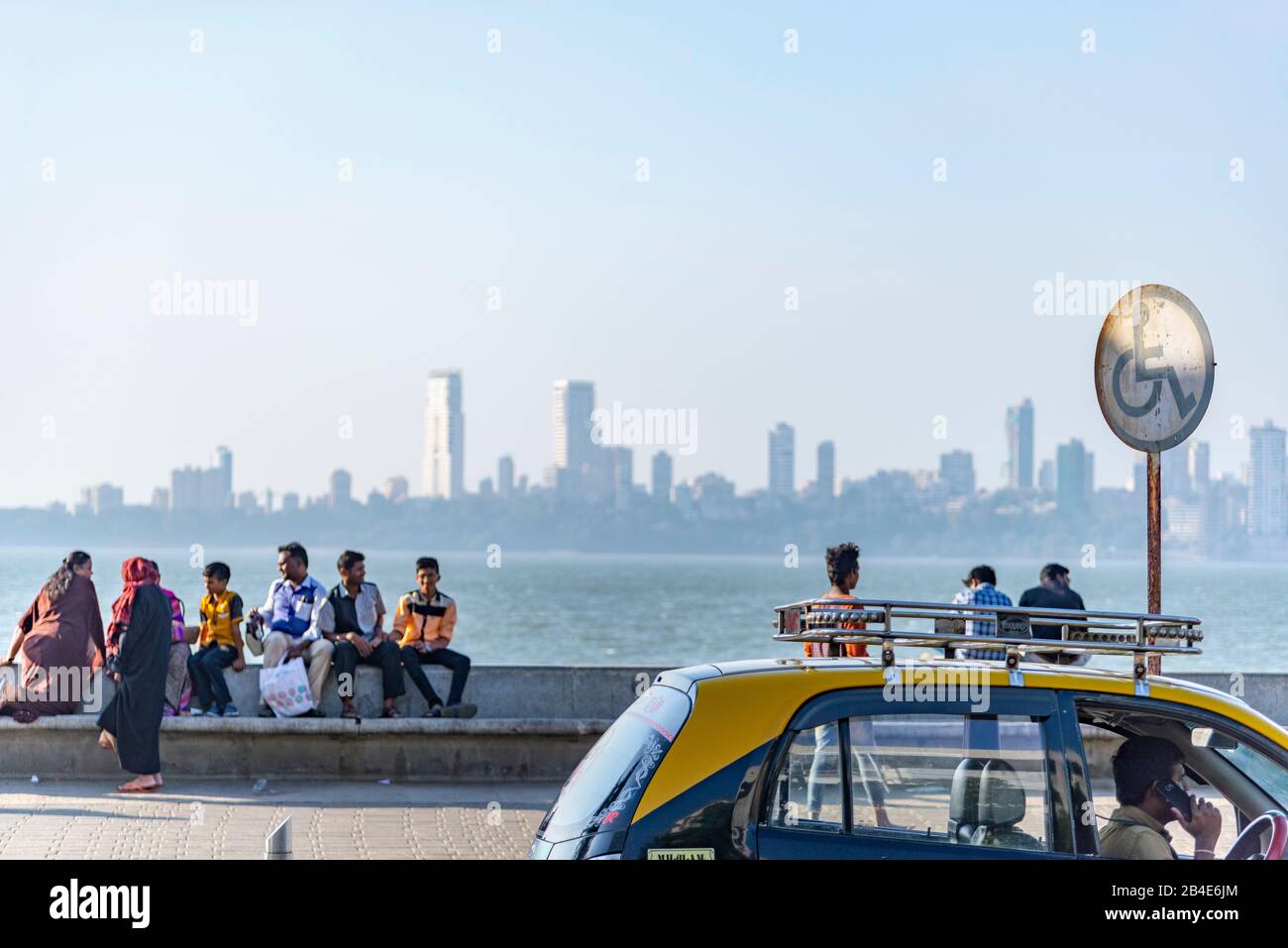 Indien, Maharashtra, Mumbai, Marine Drive, Skyline mit Menschen Stockfoto
