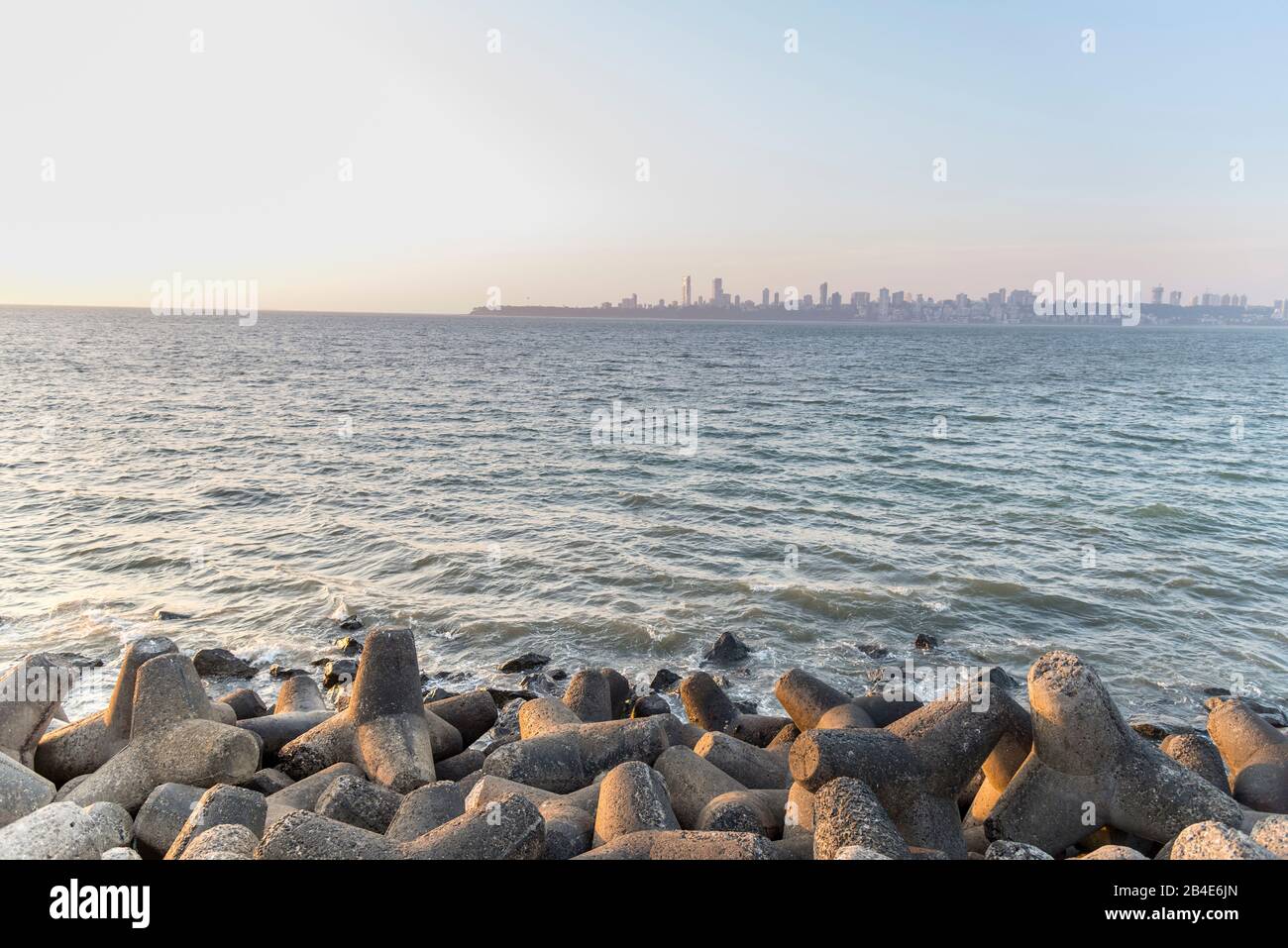 Indien, Maharashtra, Mumbai, Marine Drive, Skyline, Küstenschutz Stockfoto