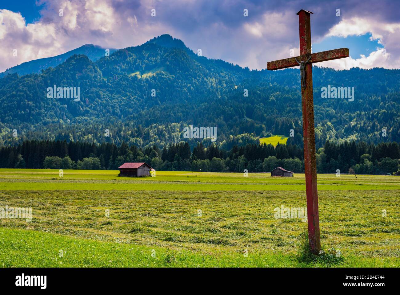 Feld Kreuz mit Christus Figur, Lorettowiesen in der Nähe von Oberstdorf, Allgäuer Alpen, Allgäu, Bayern, Deutschland, Europa Stockfoto