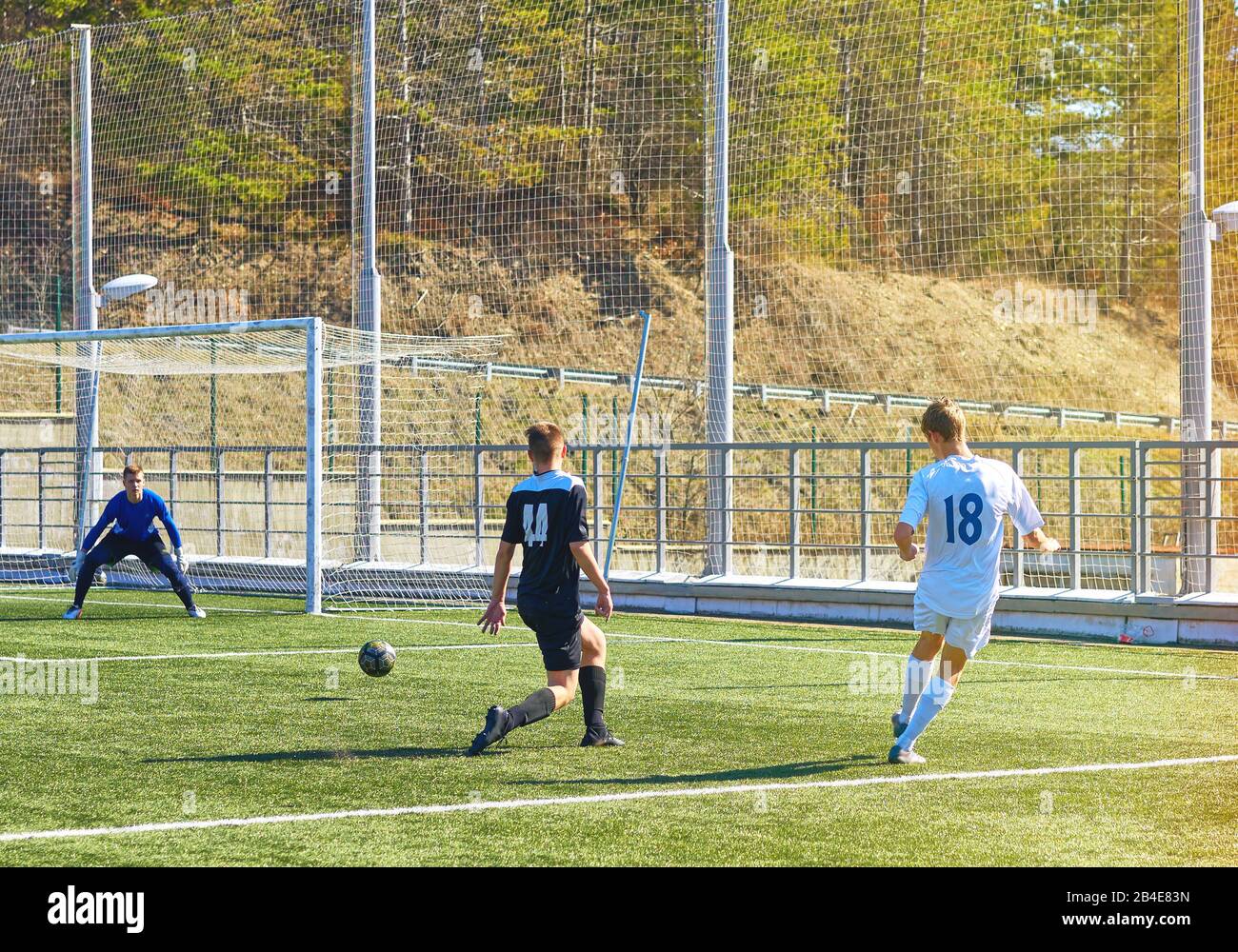 Spieler auf dem Feld kämpfen um den Ball Stockfoto