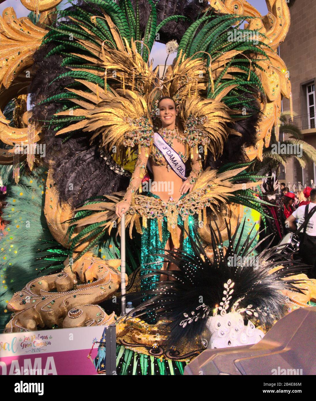 Las PALMAS, SPANIEN - 29. Februar 2020: Karneval Dames begleiten die  Königin im Hauptreppen-Karneval, während sie die Stadt Las Palmas de Gran  Can durchquert Stockfotografie - Alamy
