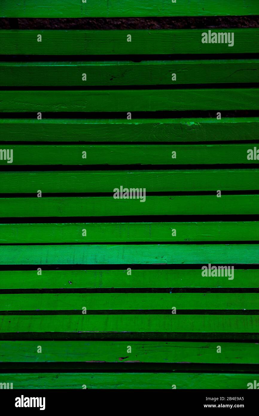 Grüne Holzlatten auf einer Relaxbank Stockfoto