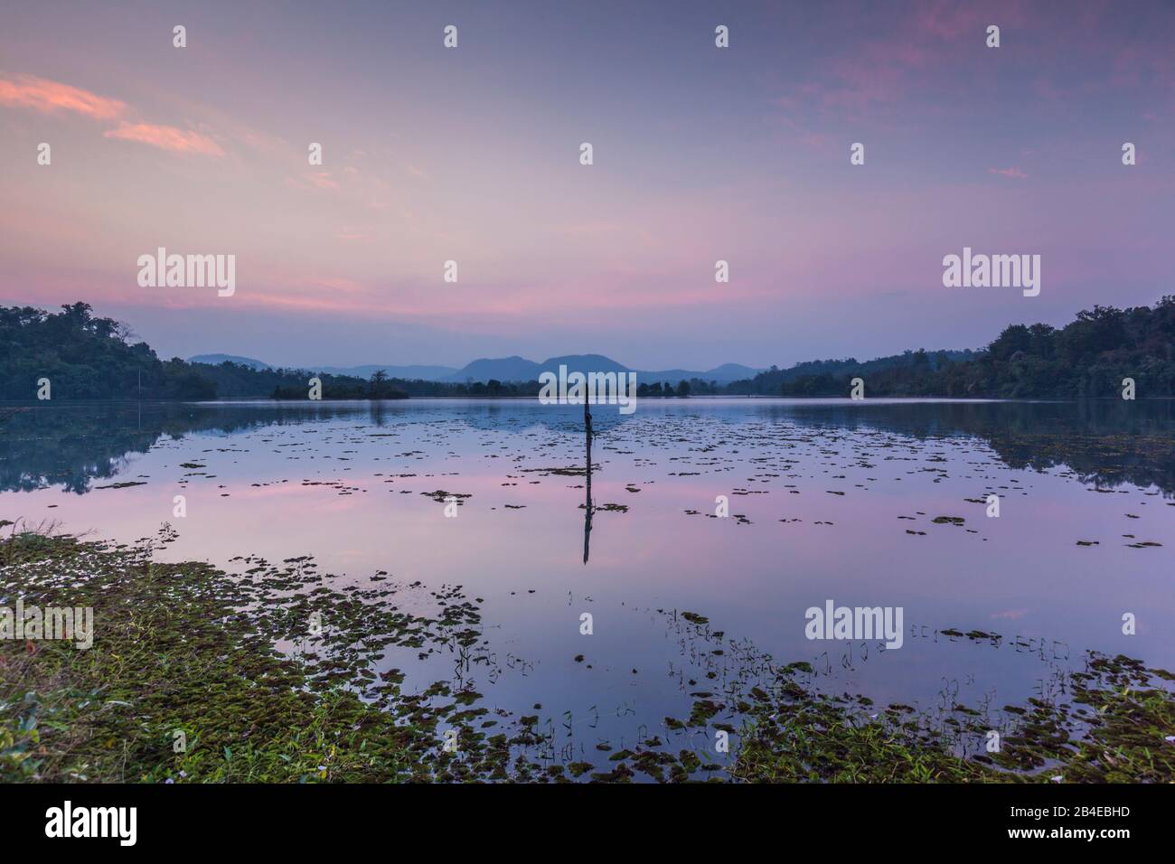 Laos, Sayyabuli, Nam Tien Lake, Abenddämmerung Stockfoto