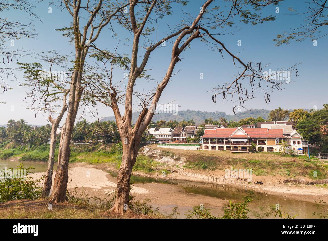 Laos, Luang Prabang, Skyline der Stadt vom Fluss Nam Khan Stockfoto