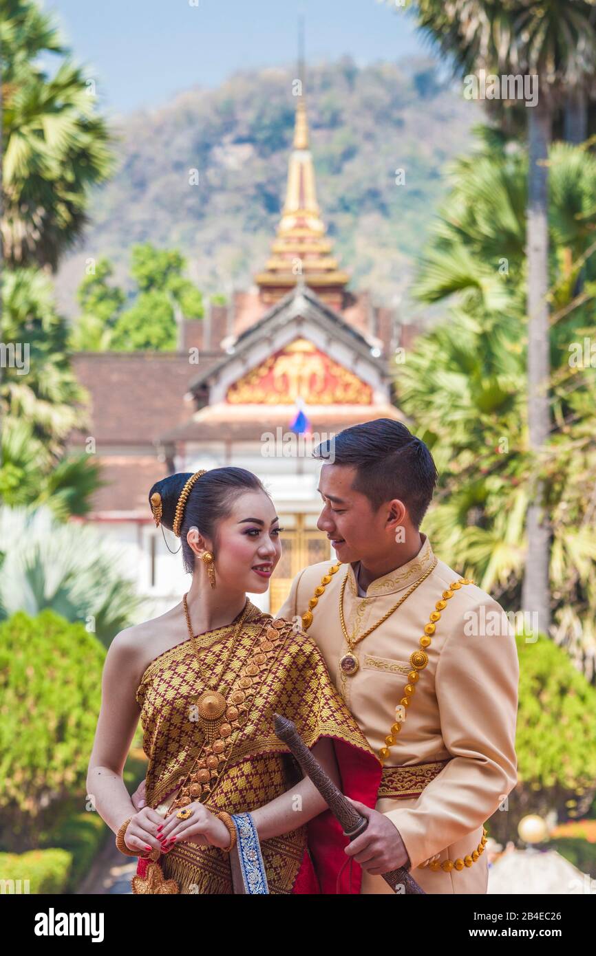 Laos, Luang Prabang, Königspalast, Hochzeitspaar in traditioneller Lao-Kleidung, keine Freigaben Stockfoto