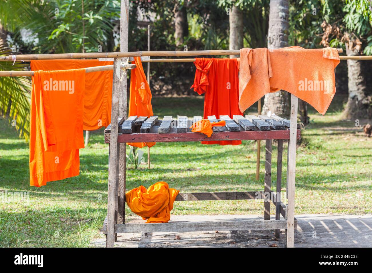 Laos, Luang Prabang, Wat Wisunarat, Safranroben buddhistischer Mönch Stockfoto