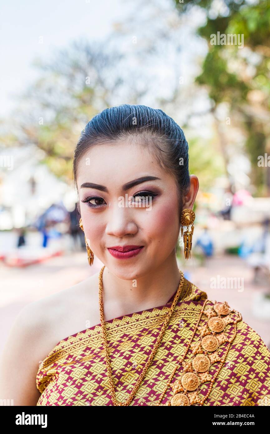 Laos, Luang Prabang, Königspalast, Frau in traditionellem Lao-Hochzeitskleid, keine Freigaben Stockfoto