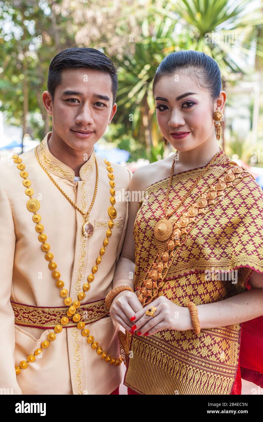 Laos, Luang Prabang, Königspalast, Hochzeitspaar in traditioneller Lao-Kleidung, keine Freigaben Stockfoto
