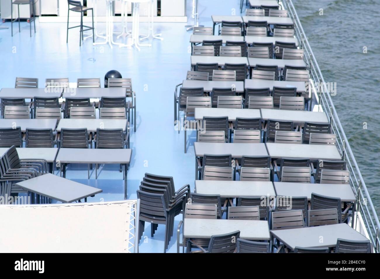 Der Blick von oben auf eine edle und gepflegte ein Fahrgastschiff mit Tischen und Stühlen Sonnendeck. Stockfoto