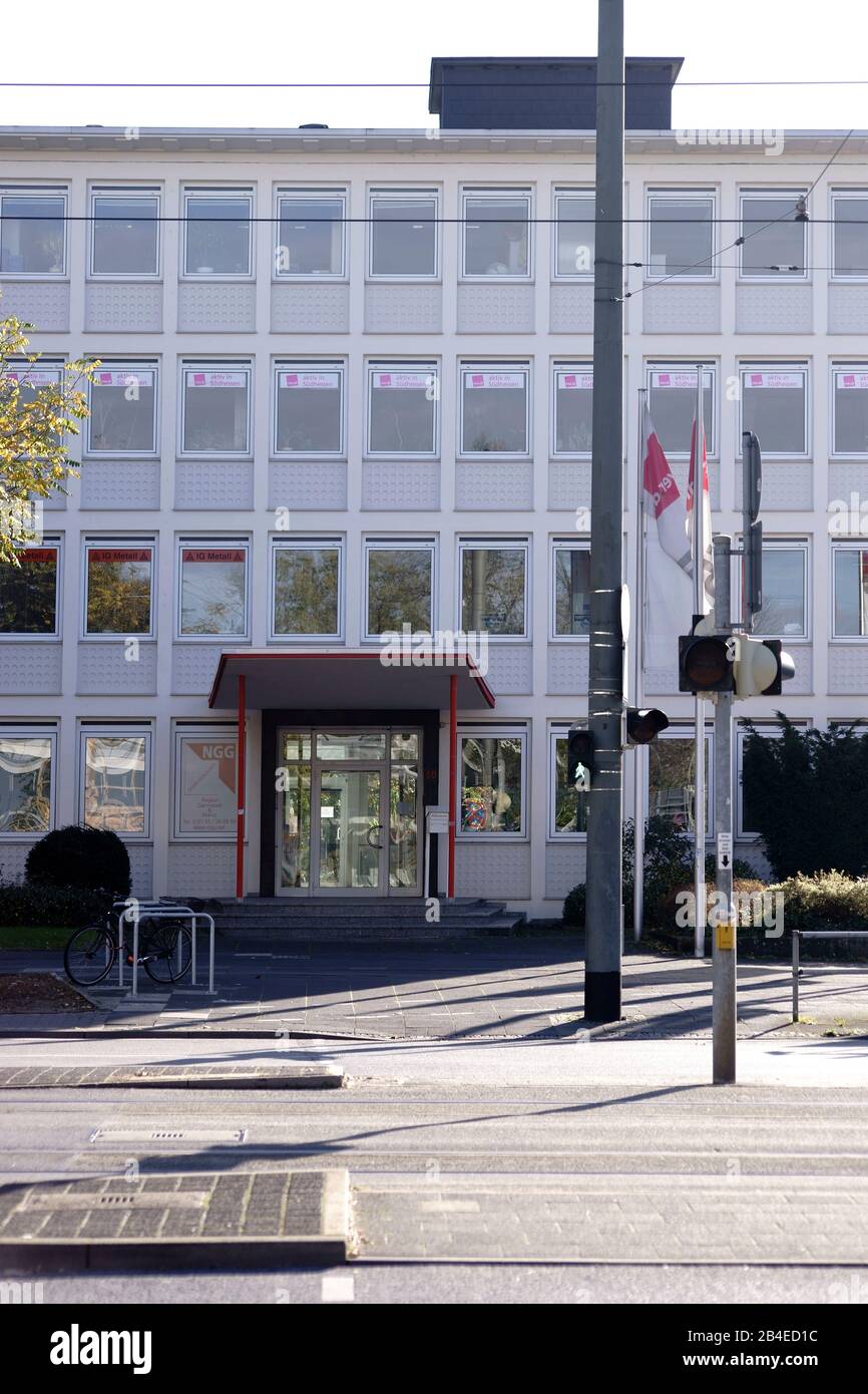 Der Eingang sowie das Büro- und Geschäftshaus der IG Metall einer Deutschen industriegewerkschaft in Darmstadt-Land. Stockfoto