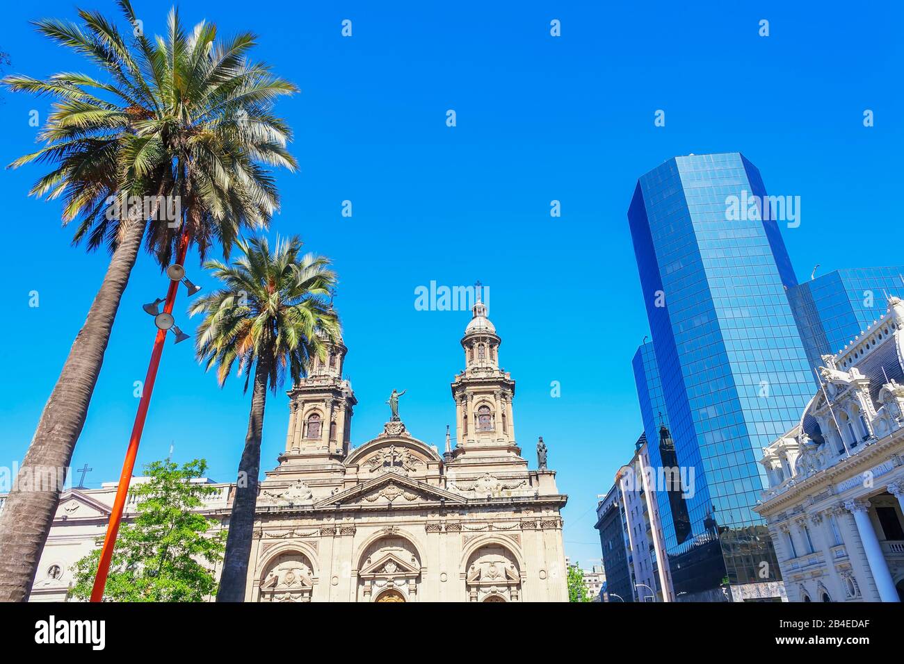 Kathedrale der Metropole und modernes Gebäude in der Innenstadt, Santiago de Chile, Chile, Südamerika Stockfoto