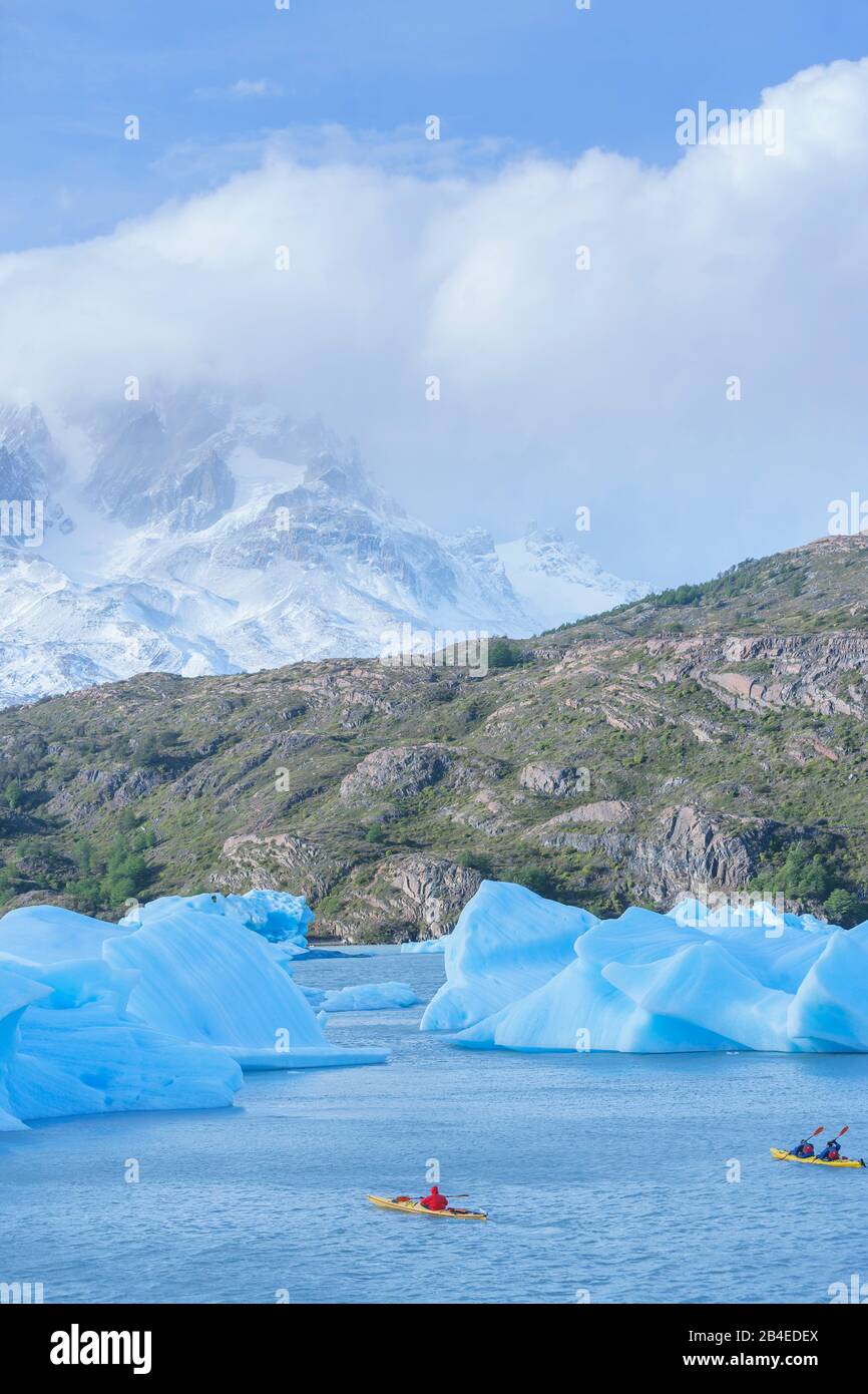 Kajakfahrer paddeln zwischen Eisbergen, Torres del Paine National Park, Patagonien, Chile, Südamerika Stockfoto