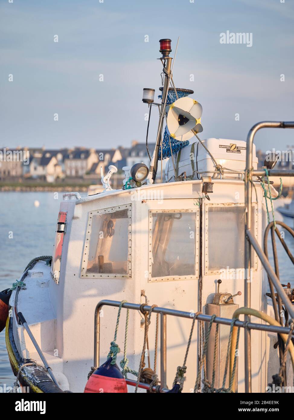 Kabine eines Fischerboots in der Abendsonne im Hafen von Roscoff in der Bretagne. Stockfoto