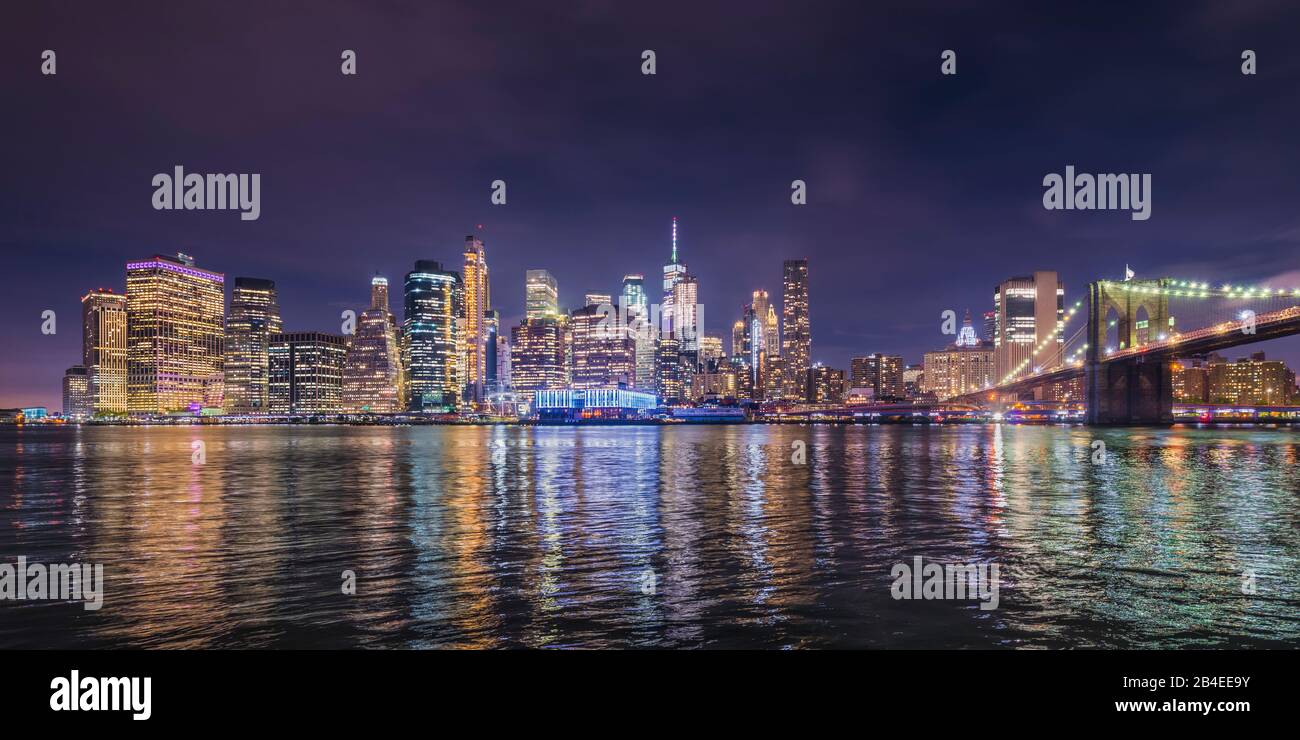 Skyline von Manhattan und Brooklyn Bridge bei Nacht, New York City, USA Stockfoto