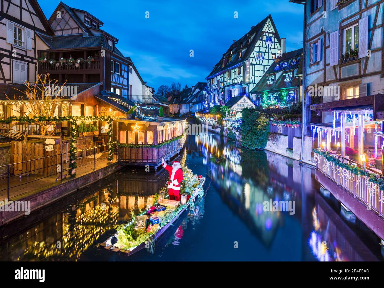 Altstadt von Colmar mit Weihnachtsschmuck, Elsass, Frankreich Stockfoto