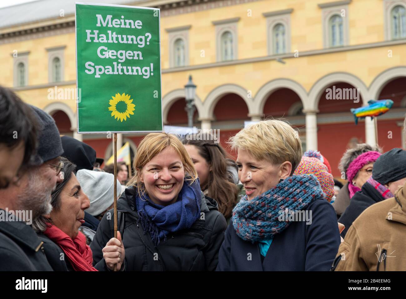 März 2020, München, Deutschland: München 6. März 2020 ''". März 2020 fordert der Münchner Max-Joseph-Platz Unter dem Eindruck der jüngsten rechtsextremistischen Anschläge das Bellevue di Monaco zusammen mit vielen Bürgerorganisationen und allen demokratischen Parteien zu einer Kundgebung gegen rechten Terror und gegen nationale Parolen auf.Polizeiberichten zufolge Mehr als 7500 Teilnehmer haben sich auf dem Platz vor der Oper versammelt. Auf der Bühne sprechen Sprecher verschiedener Parteien. Münchner Bürgermeisterkandidatin KATRIN Hagenschden. (Bild: © Thomas Vonier/ZUMA Draht) Stockfoto