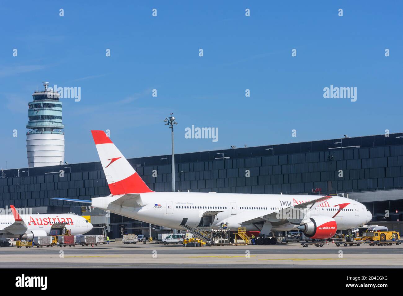 Schwechat, Flughafen Wien (Wien), Flugzeug der Österreichischen Airlines, neues Terminal F, Turm in Donau, Oberösterreich, Österreich Stockfoto