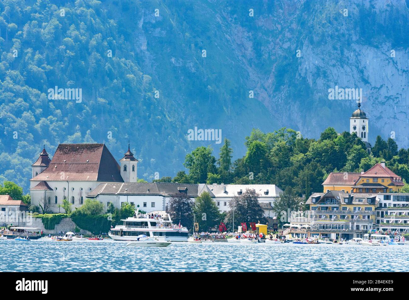 Traunkirchen, Fronleichnam (Corpus Christi) Seerprozession, Boot, Schiff, Segelschiff, Pfarrkirche, Berg Johannesburg, Kapelle Johannesburg bergkapelle, Traunsee im Salzkammergut, Oberösterreich, Österreich Stockfoto