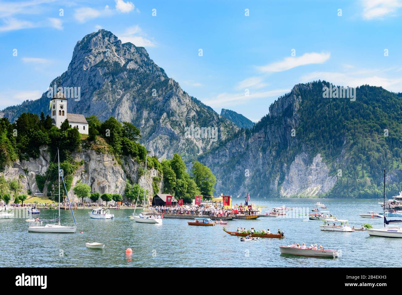 Traunkirchen, Fronleichnam (Corpus Christi) Seerprozession, Boot, Schiff, Segelschiff, großer Berg Traunstein, Berg Johannesburg, Kapelle Johannesburg bergkapelle, Traunsee im Salzkammergut, Oberösterreich, Österreich Stockfoto