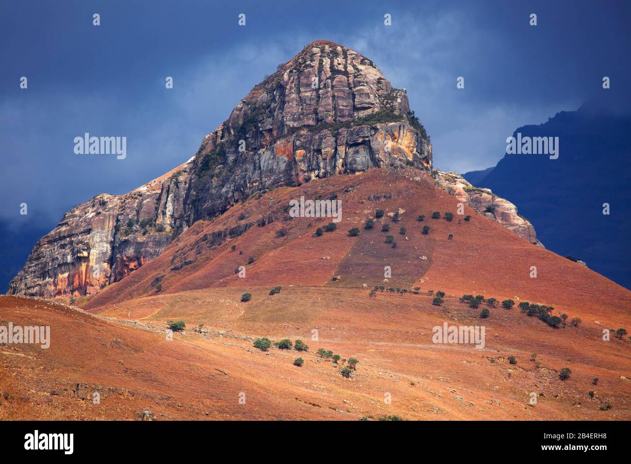 Der Devils Tooth vor dem wolkigen Mount Amery. Stockfoto