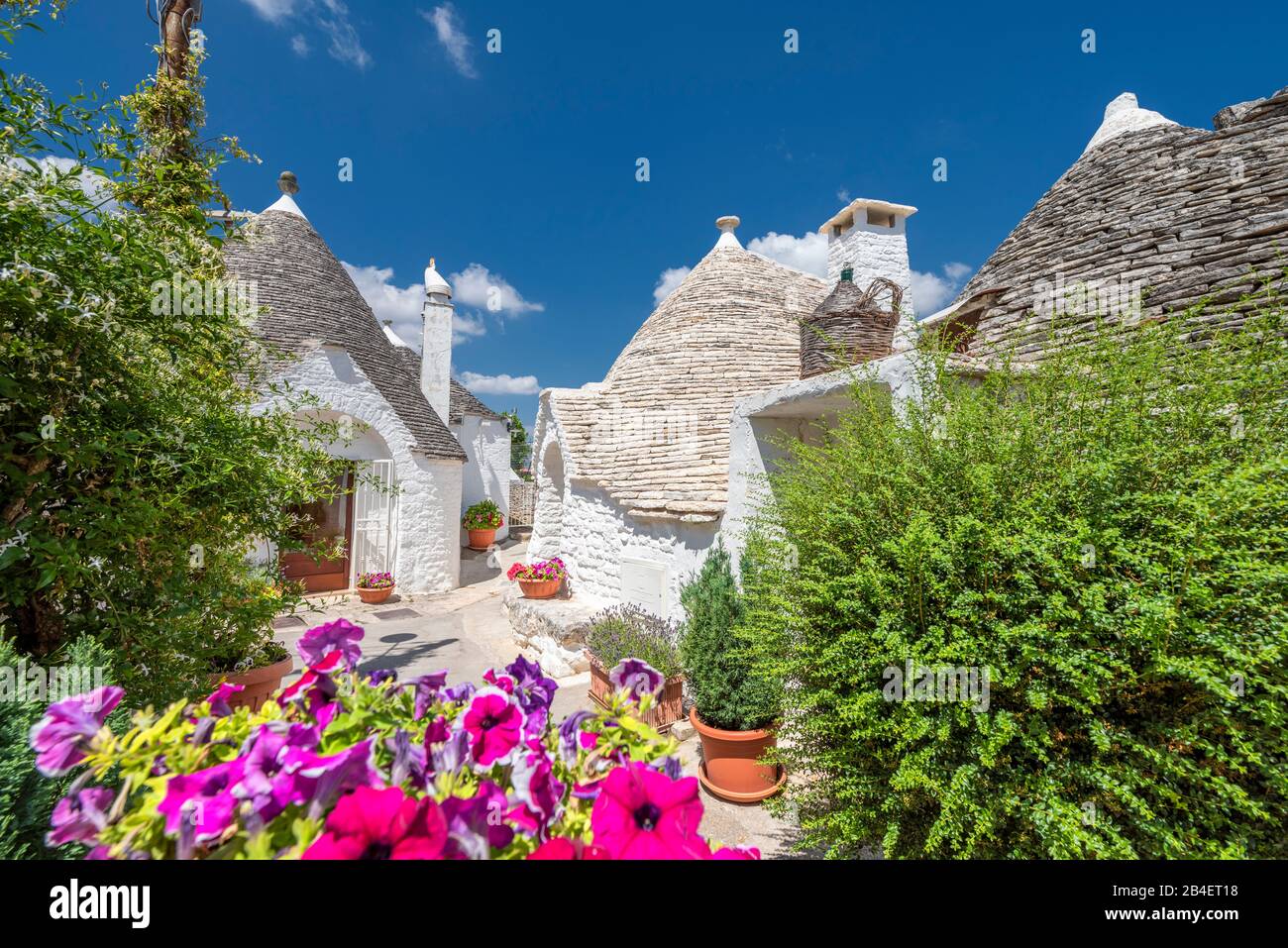 Alberobello, Provinz Bari, Salento, Apulien, Italien, Europa. Die typischen Trulli Häuser mit Ihrem kegelfärmigen Dach im Trockenbaustil Stockfoto