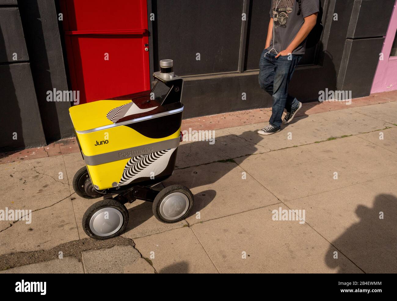 Lebensmittel-Lieferroboter unterwegs auf der Melrose Ave. In Los Angeles, Kalifornien. Stockfoto