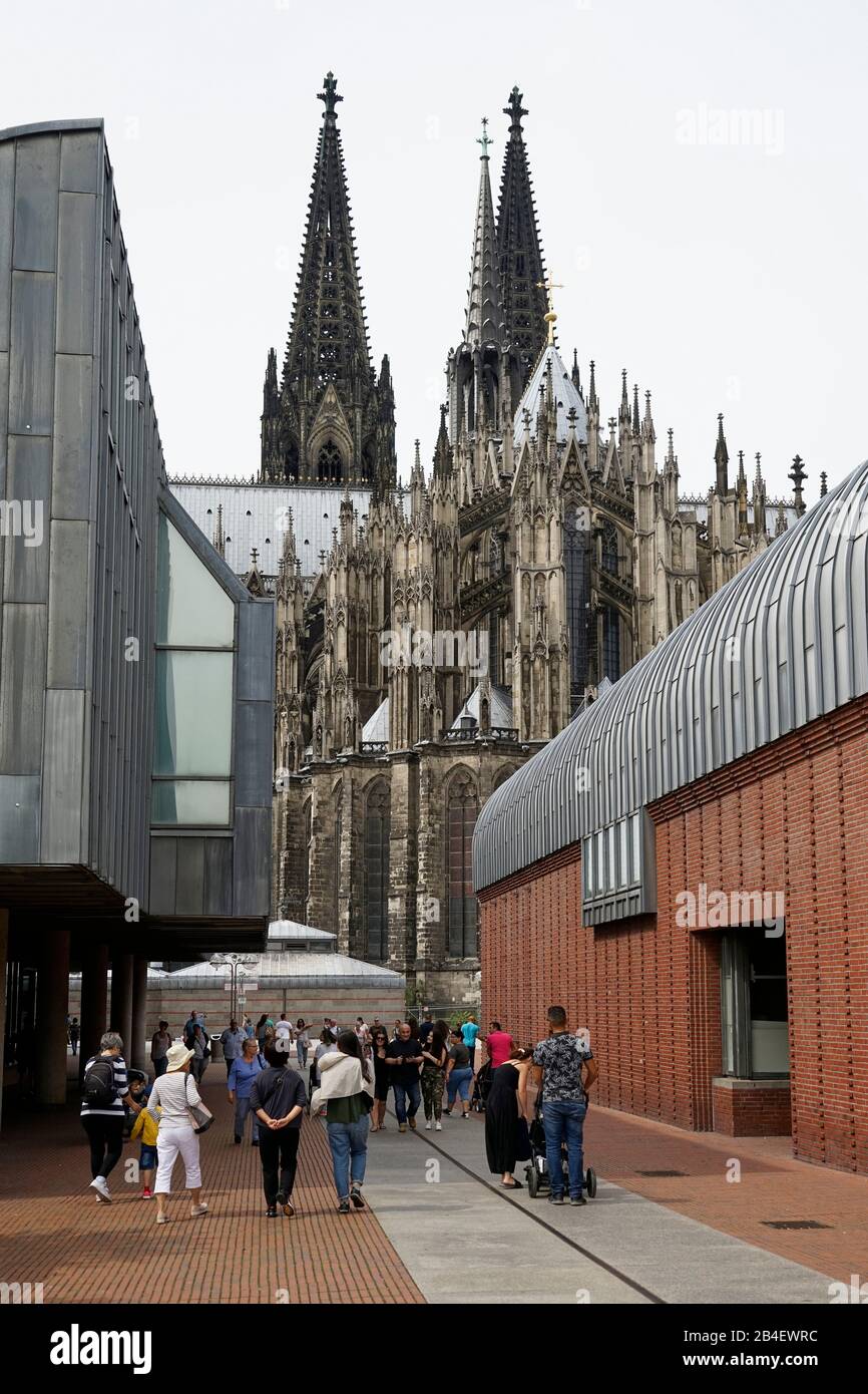 Deutschland, Nordrhein-Westfalen, Köln, Museum Ludwig, Heinrich Böll Platz, Kölner Dom, Touristen Stockfoto