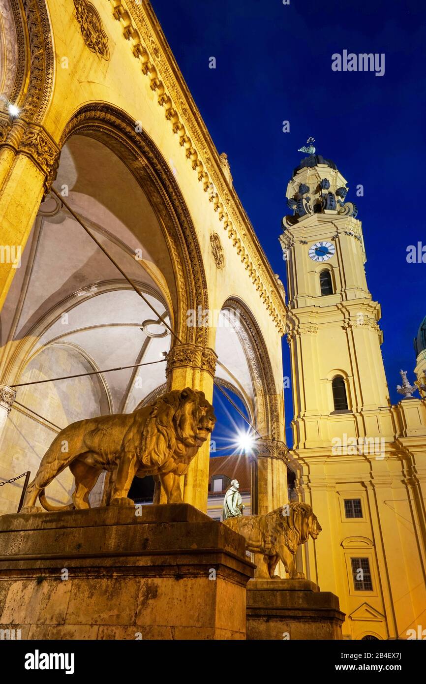 Deutschland, Bayern, München, Altstadt, Feldherrnhalle, Theatinenkirche, abends beleuchtet Stockfoto