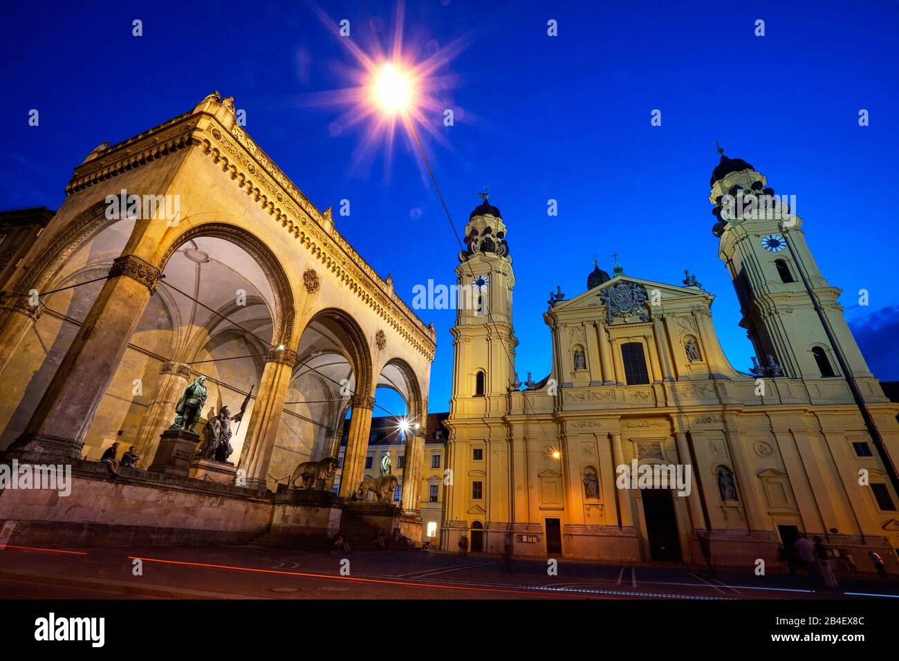 Deutschland, Bayern, München, Altstadt, Feldherrnhalle, Theatinenkirche, abends beleuchtet Stockfoto