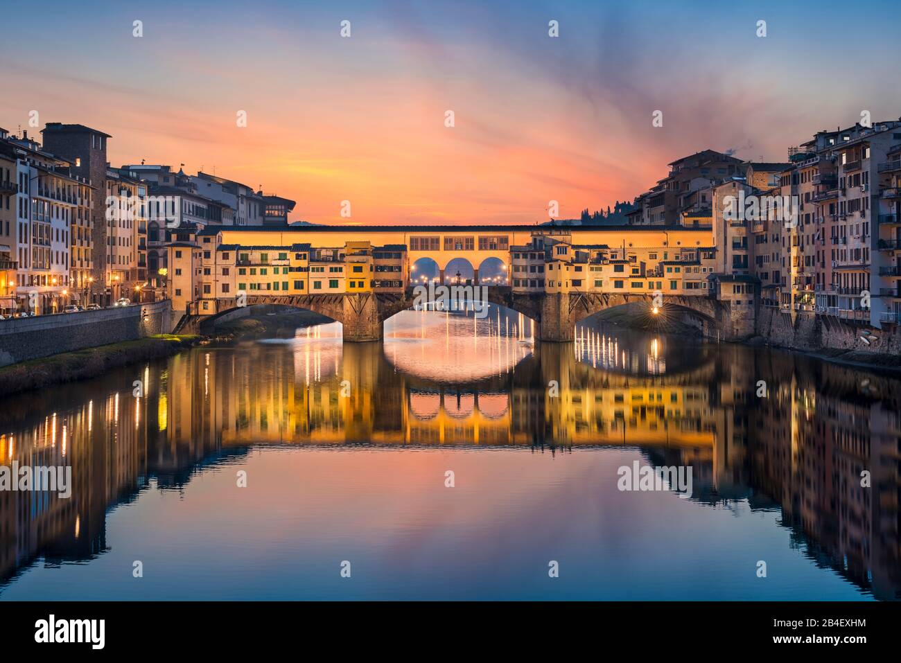 Ponte Vecchio über den Arno in Florenz bei Nacht, Italien Stockfoto