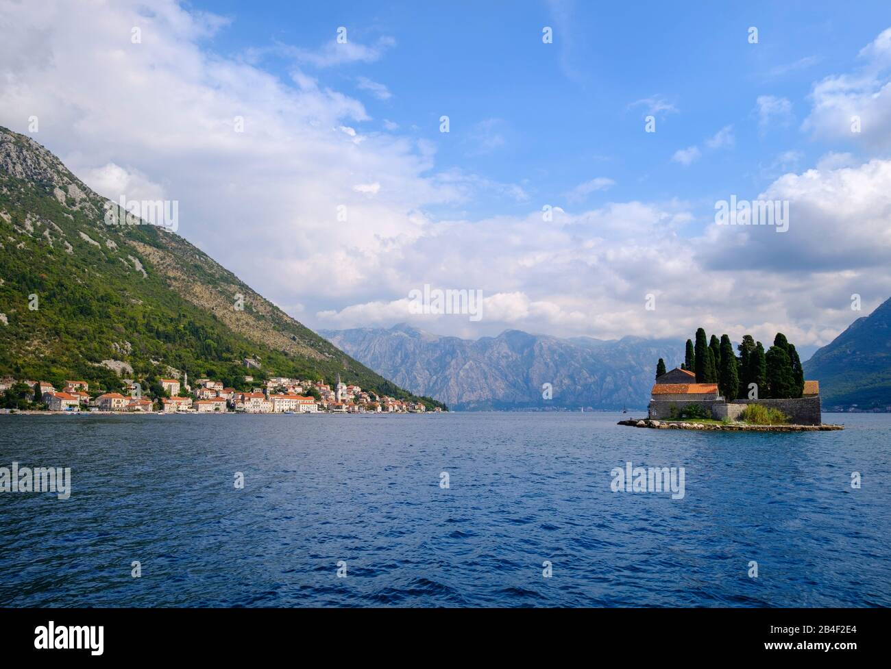 Perast und Insel Sveti Dorde, Bucht von Kotor, Provinz Kotor, Montenegro Stockfoto