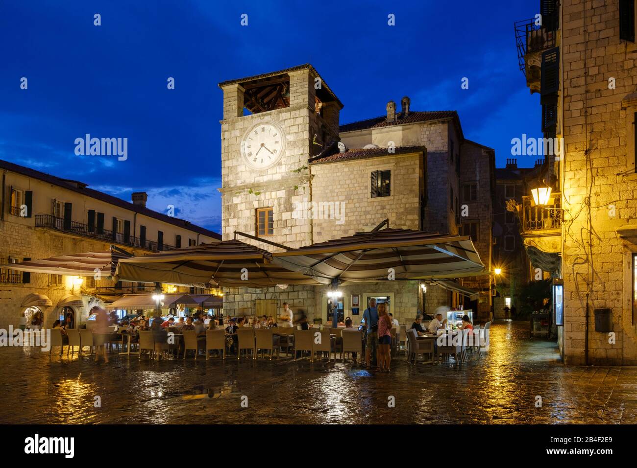 Hauptplatz mit Uhrturm in der Abenddämmerung, Altstadt Kotor, Montenegro Stockfoto